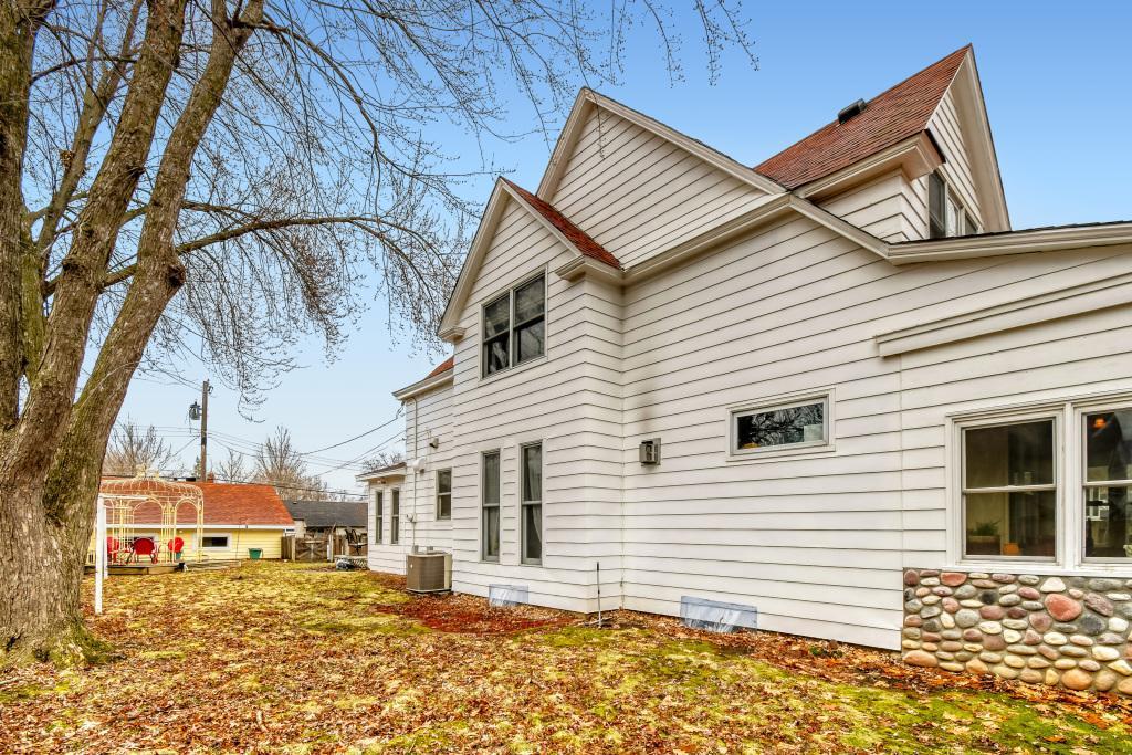 1833 Hawthorne Ave E - MLS Sized - 034 - 26 Exterior Rear.jpg