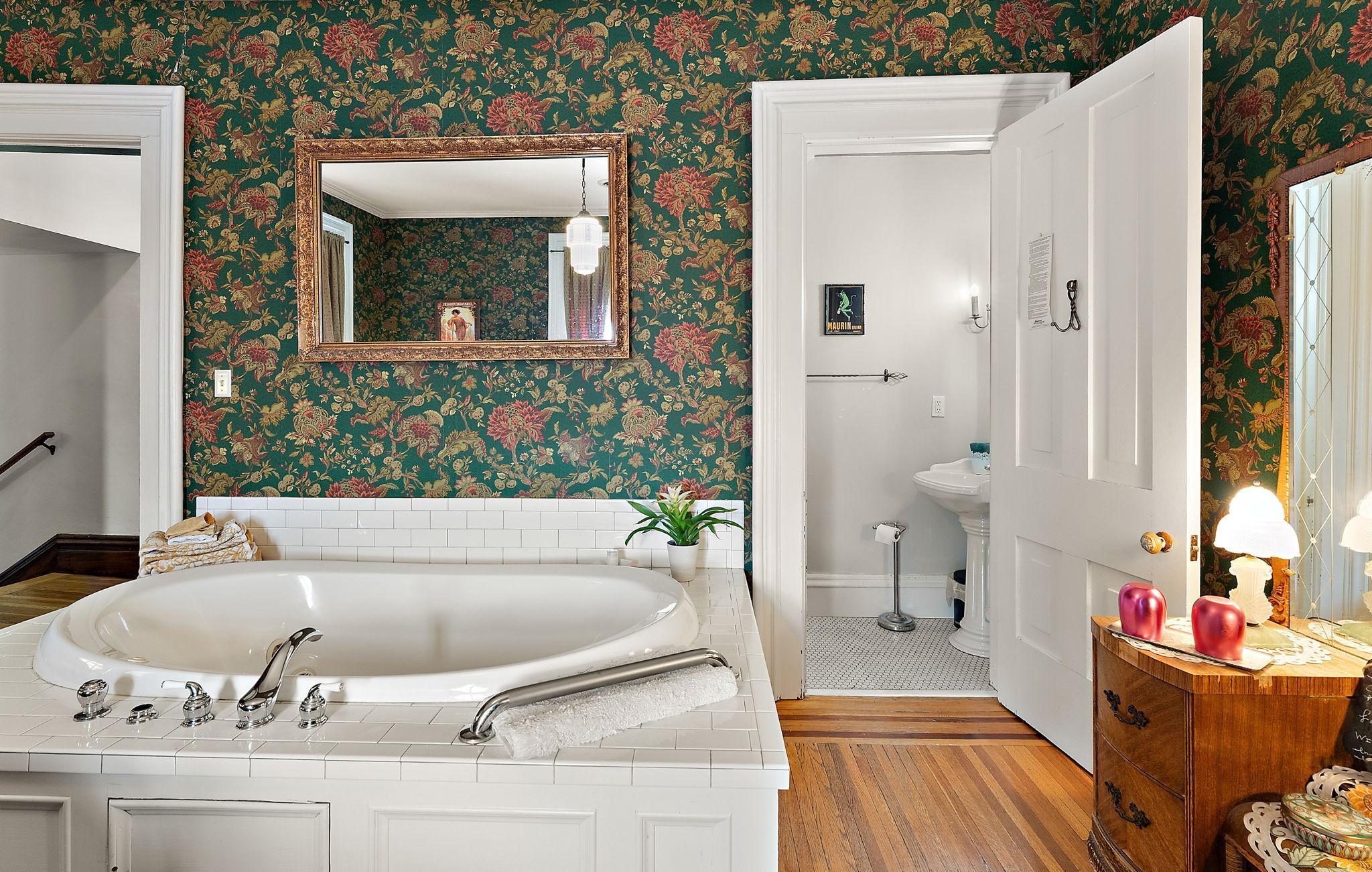 Bluff View Room Bath