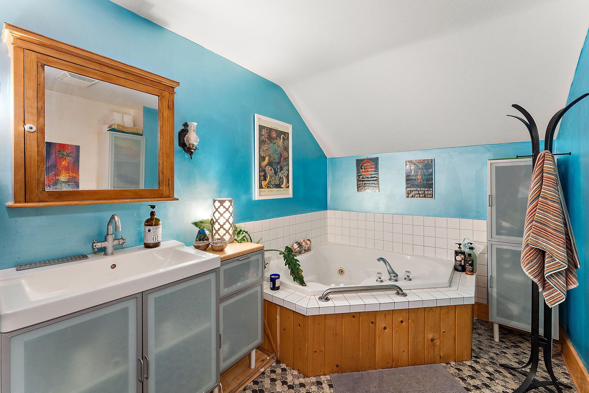 Carriage House Full Bath