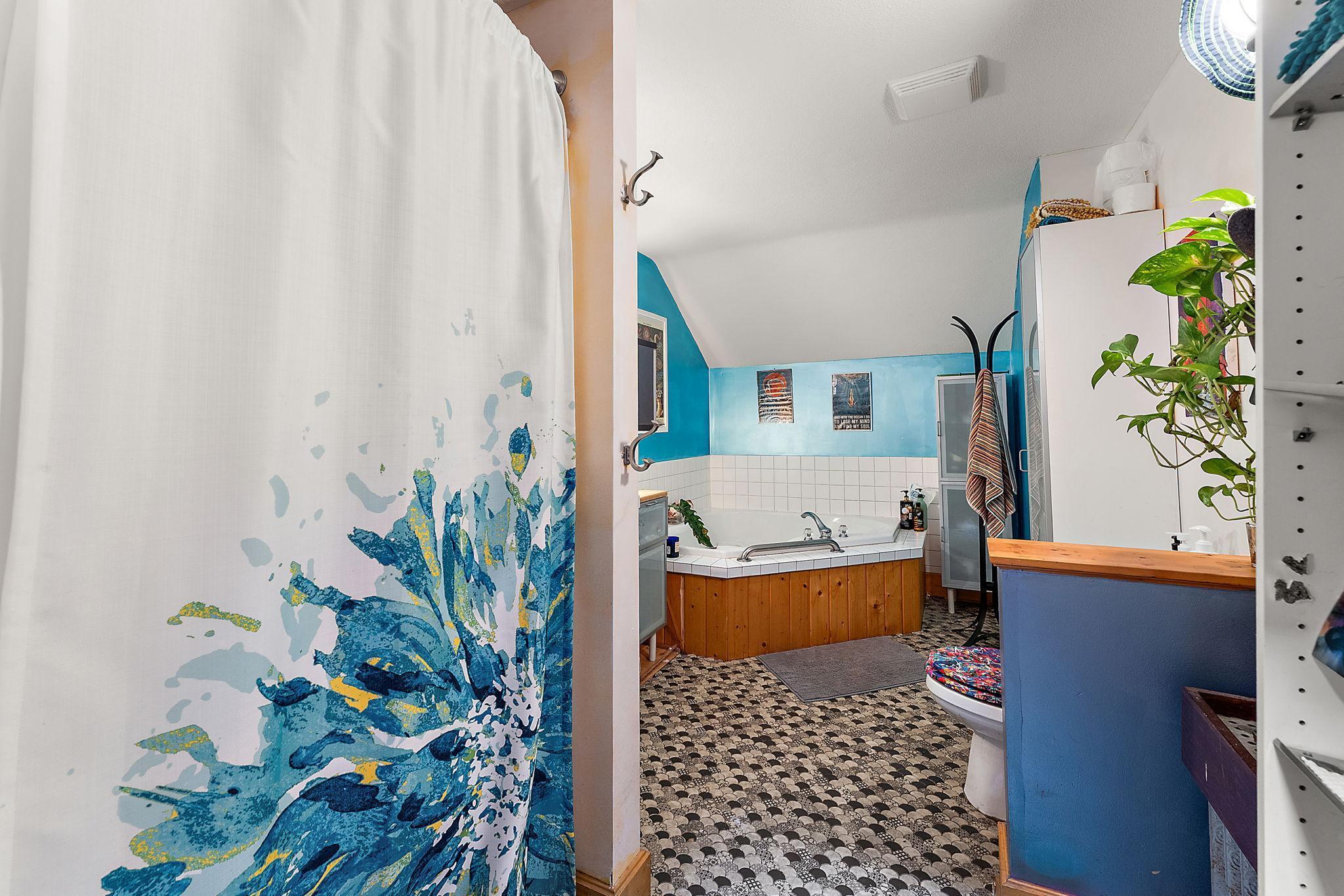 Carriage House Full Bath