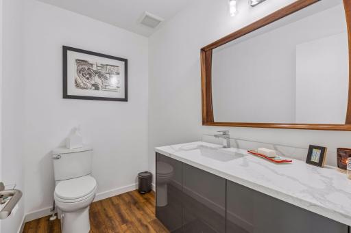 Main floor 1/2 bath