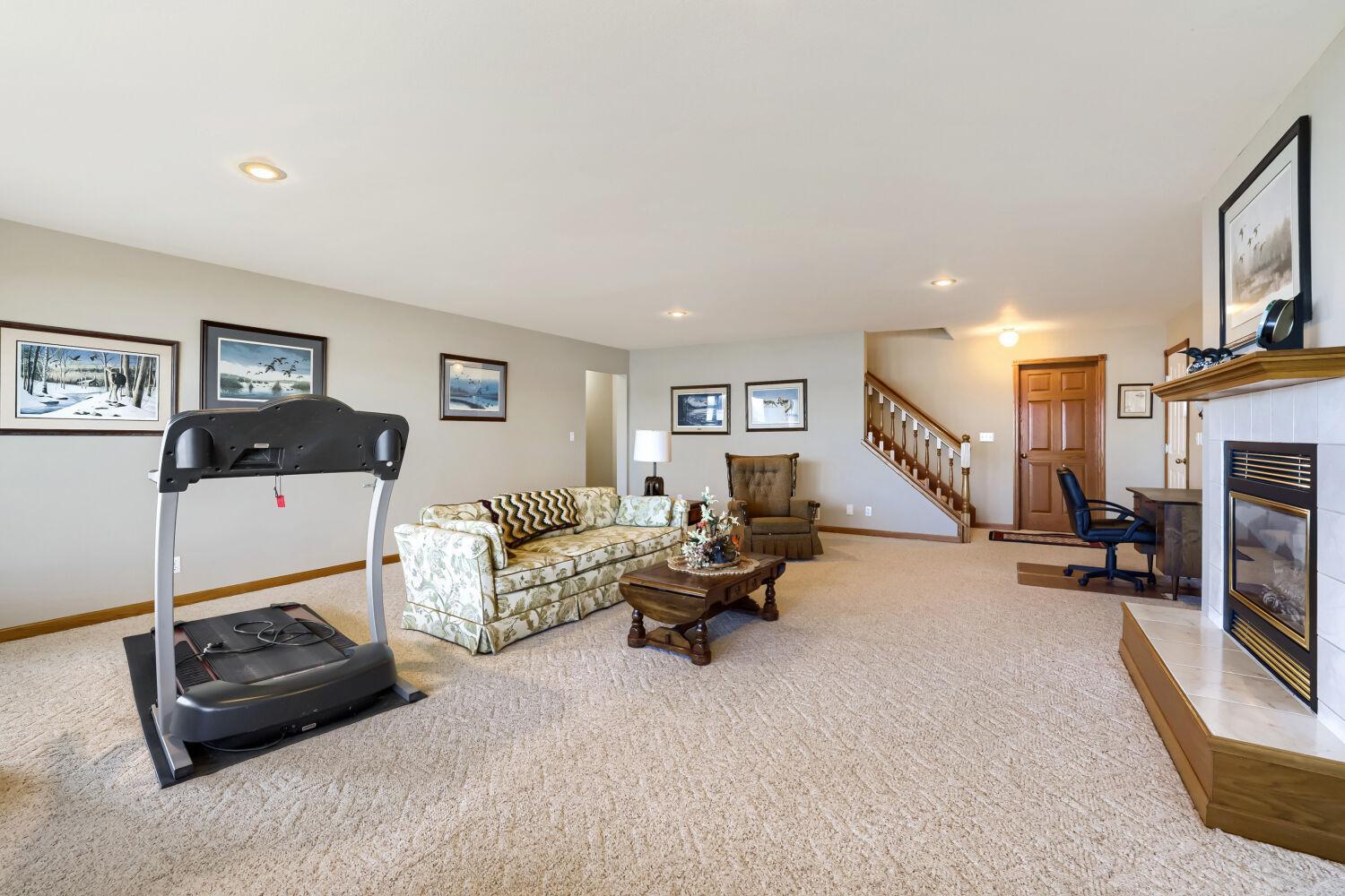 7728 Hilo Ln N - Web Quality - 018 - 15 Family Room.jpg