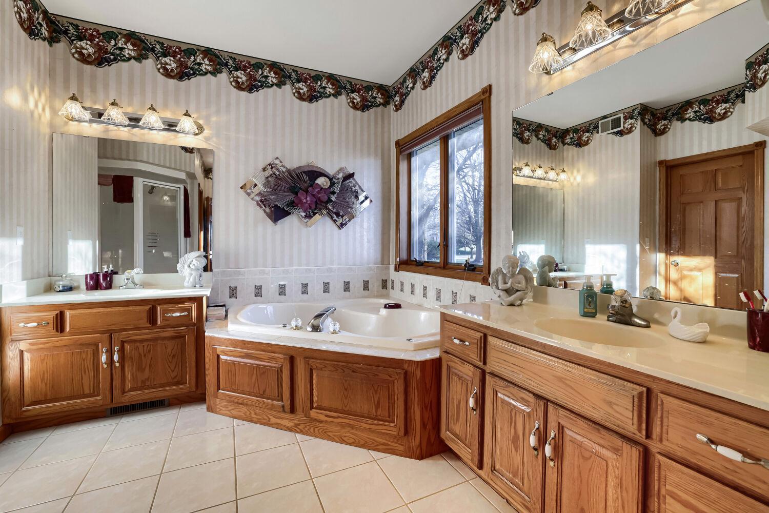 7728 Hilo Ln N - Web Quality - 022 - 19 Primary Bathroom.jpg