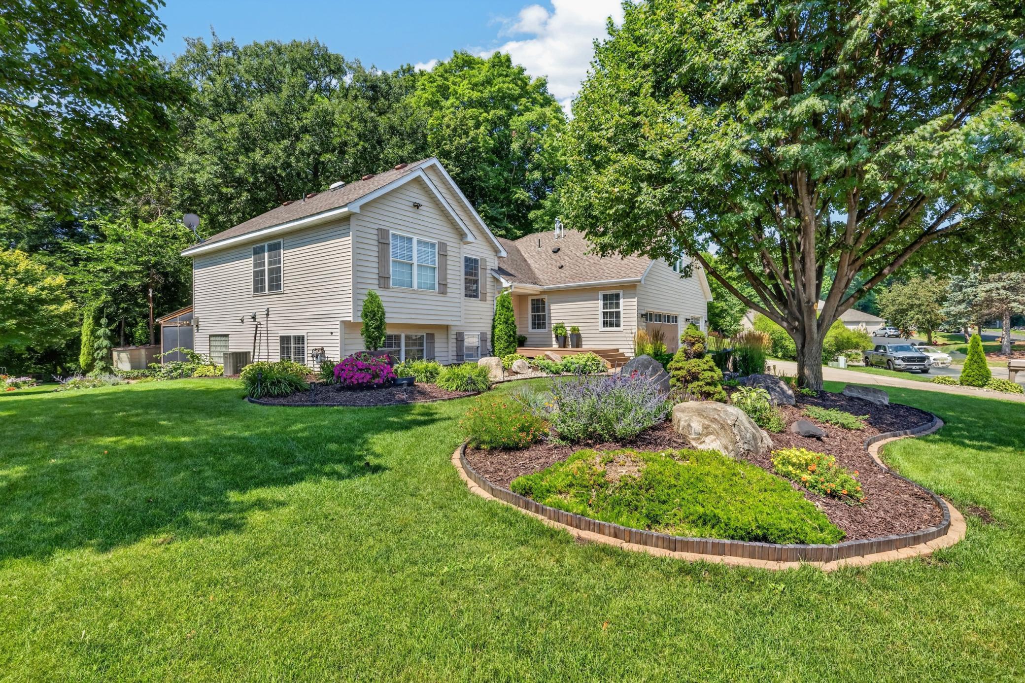 This home is located in a highly desirable Prior Lake location, just moments from lakes, parks, trails, and convenient commuting routes.