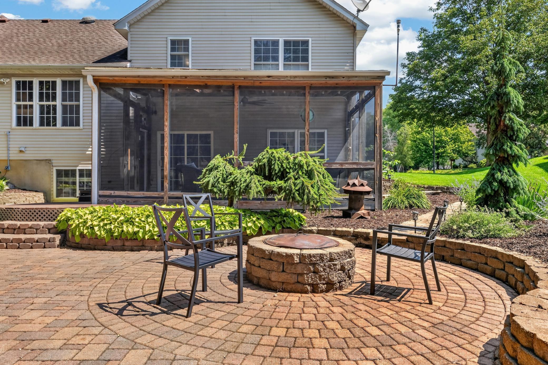 Built-in fire pit - enjoy many nights here!