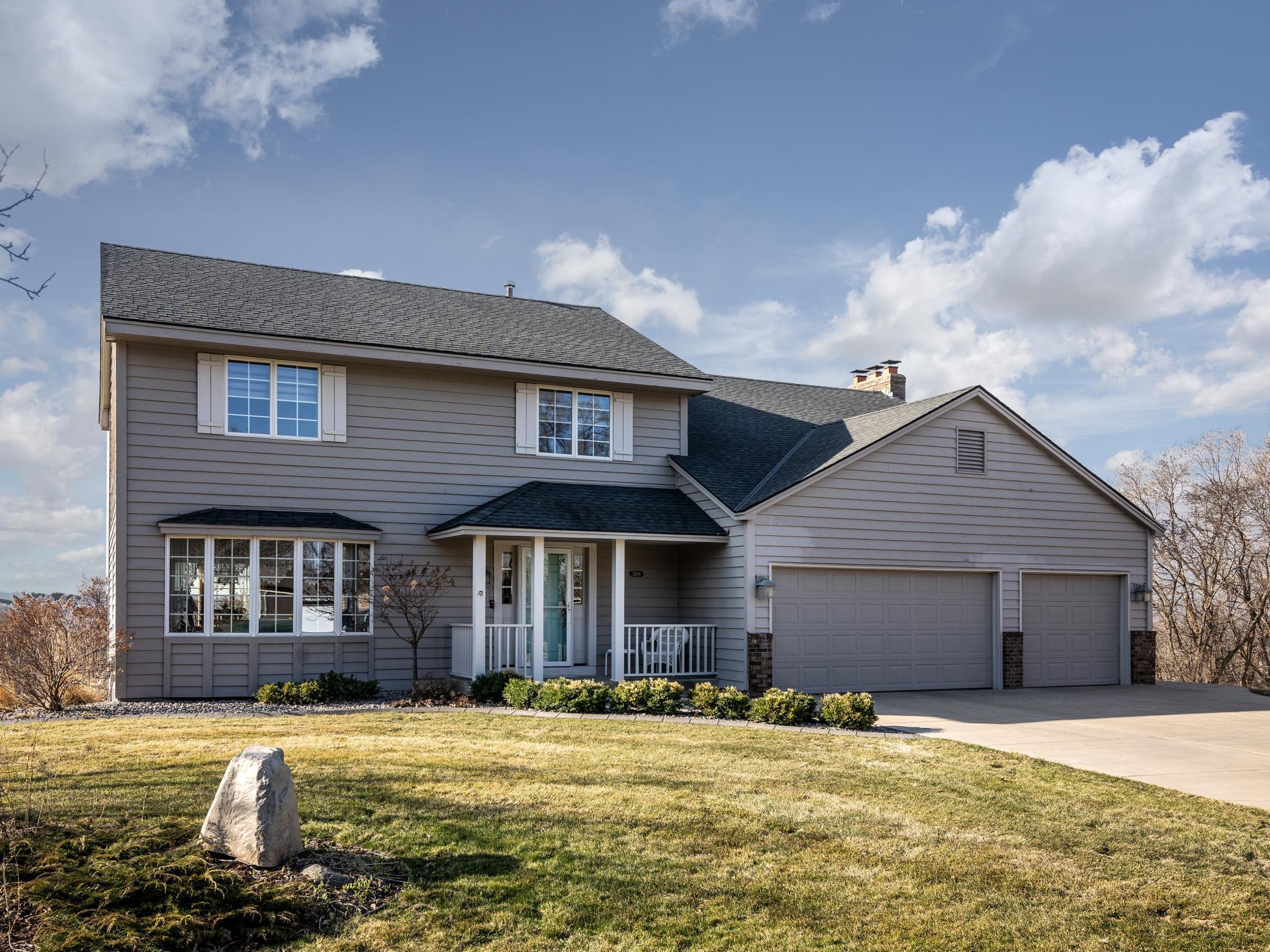 Welcome to 3109 W. 135th Circle in Burnsville. Located in a quiet cul-de-sac.