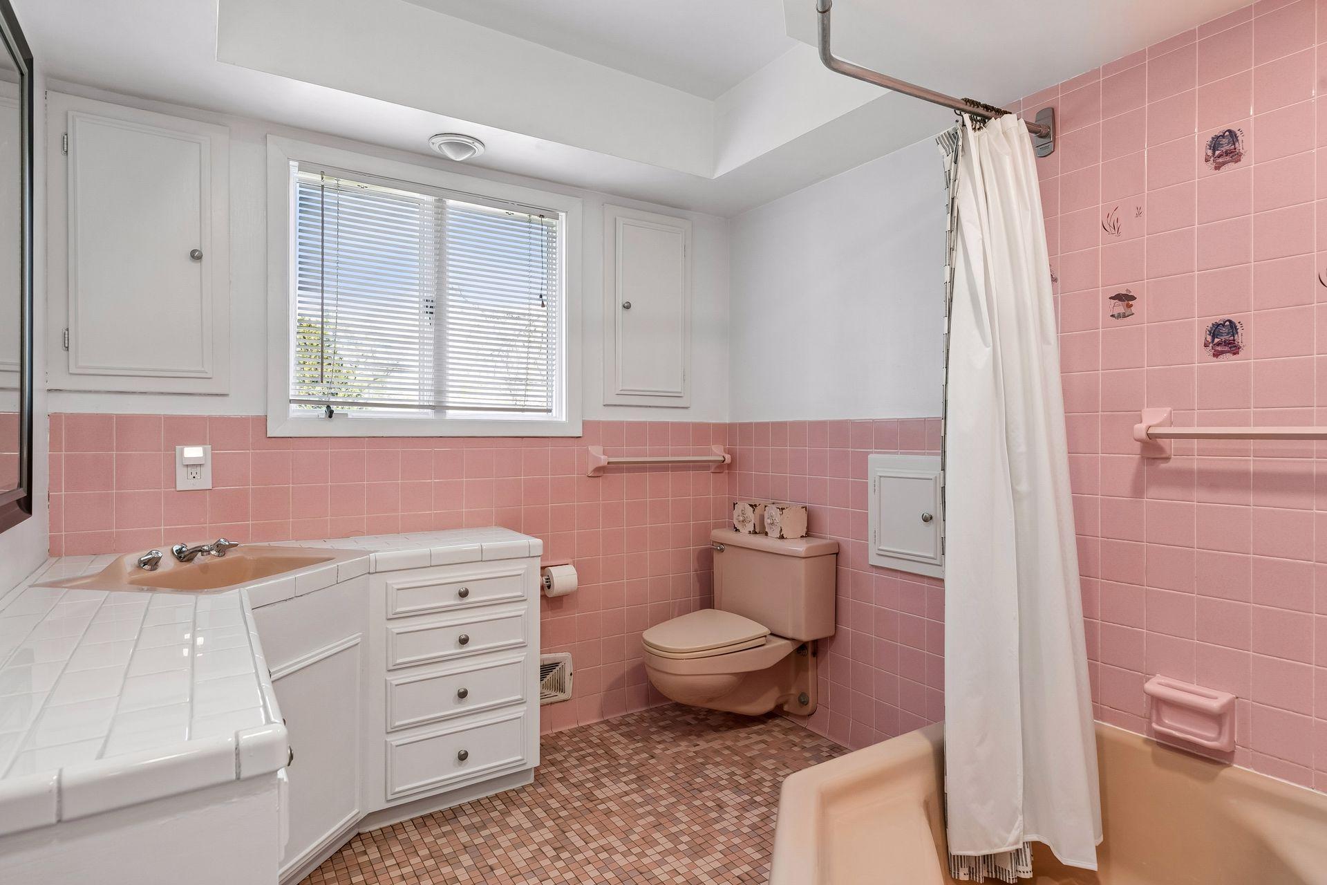 Original vintage bath in excellent condition.