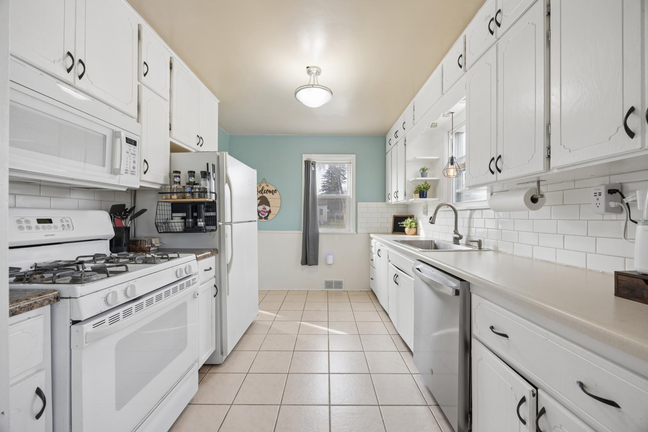 Another view of the kitchen space! You will LOVE cooking here!