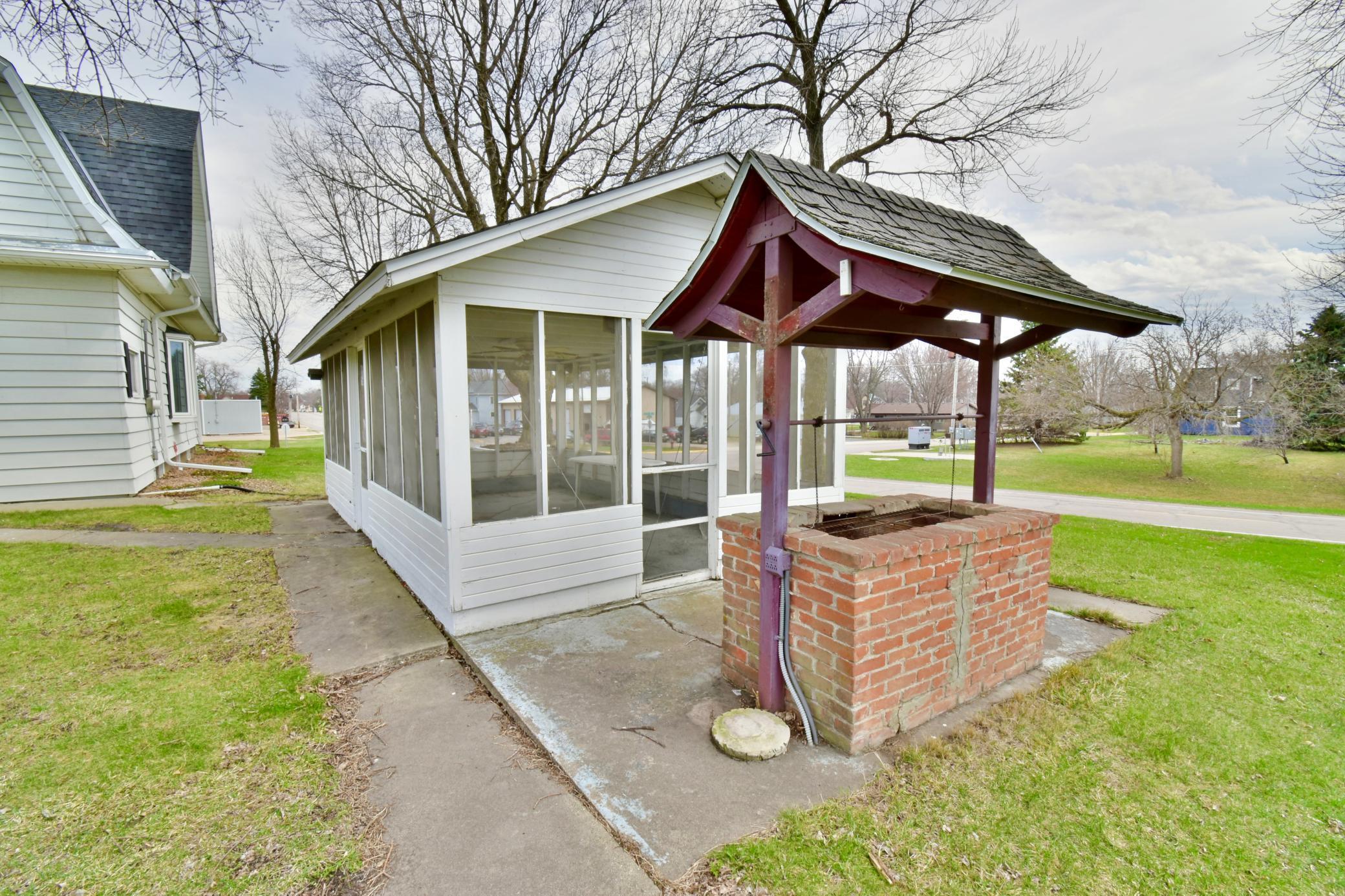 Multiple entrances to your screen porch