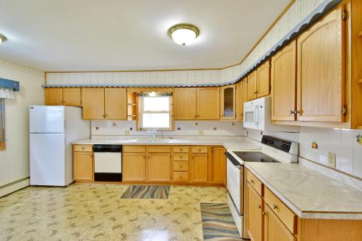 Spacious open kitchen with lots of cupboards and counter space
