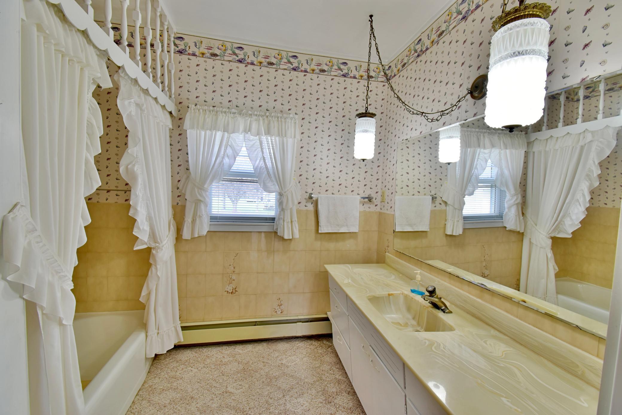 Main floor full bath