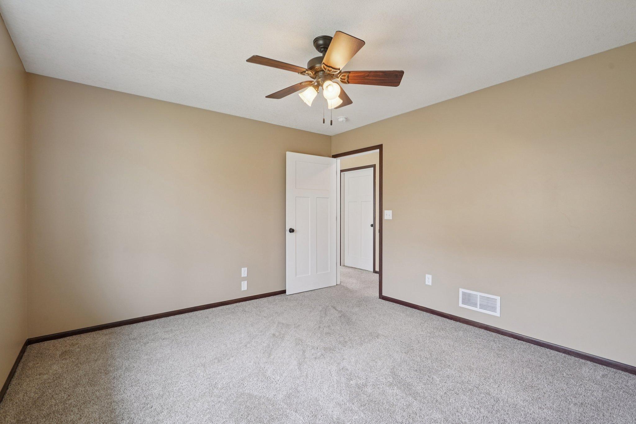 27-web-or-mls-244th Ave-S0204-027.jpg