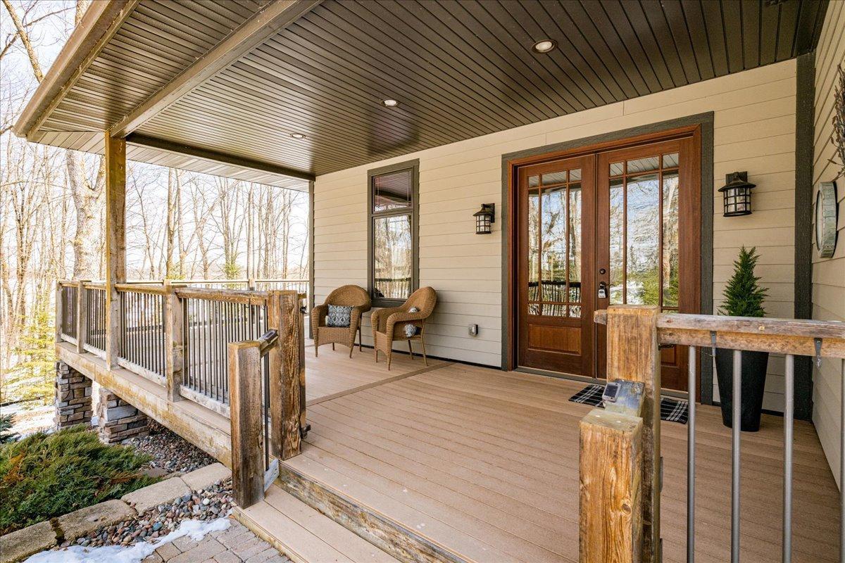 Entire deck is gated - perfect for pets