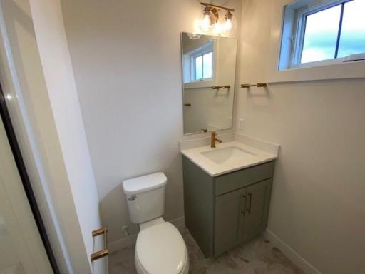 En-suite bathroom on 2nd floor!