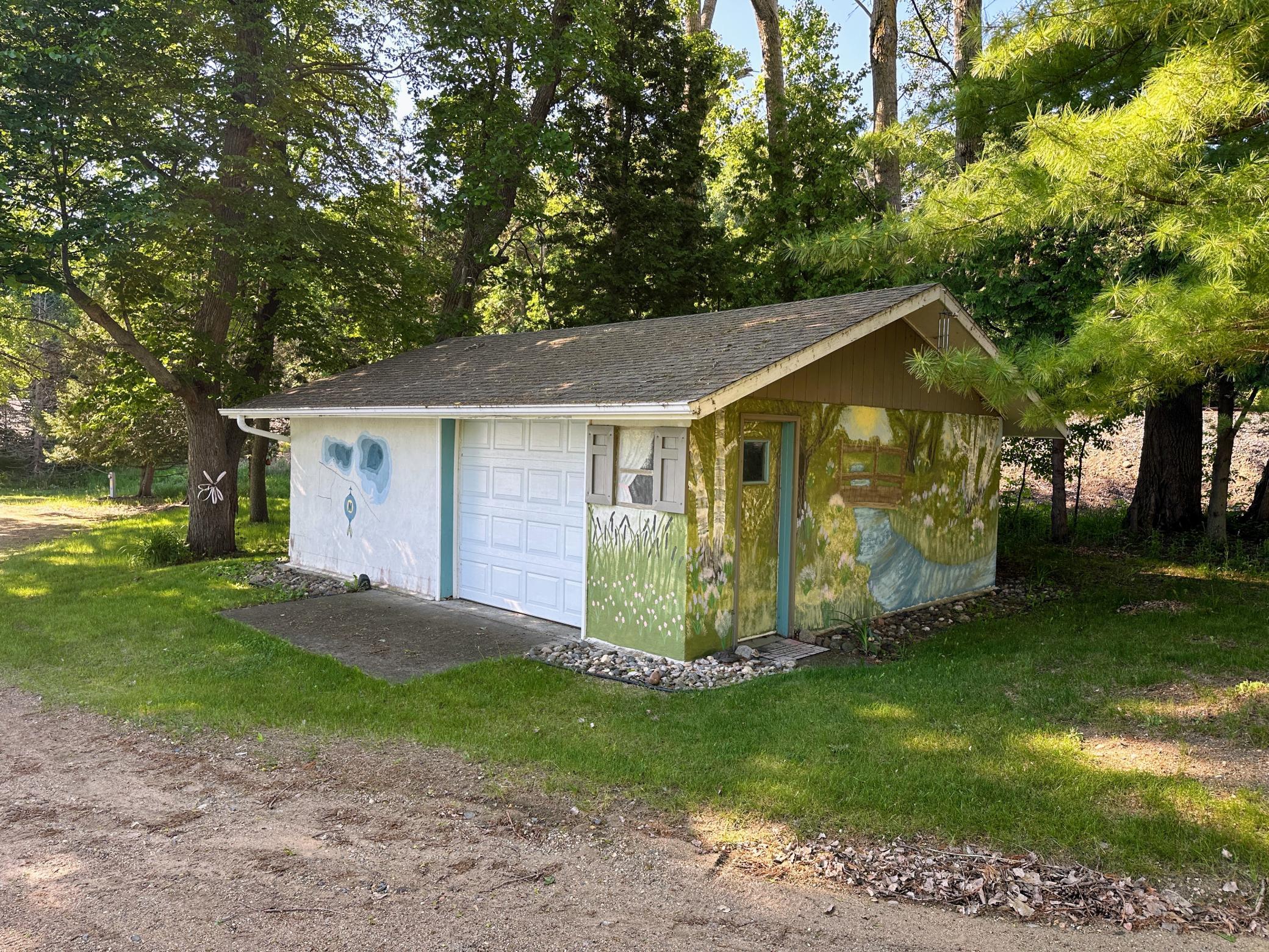 Detached garage