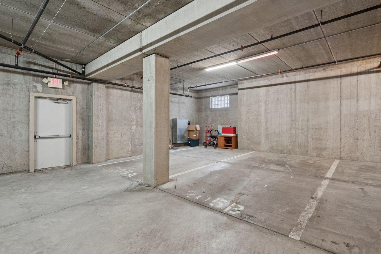 Yes, the building does have an elevator!