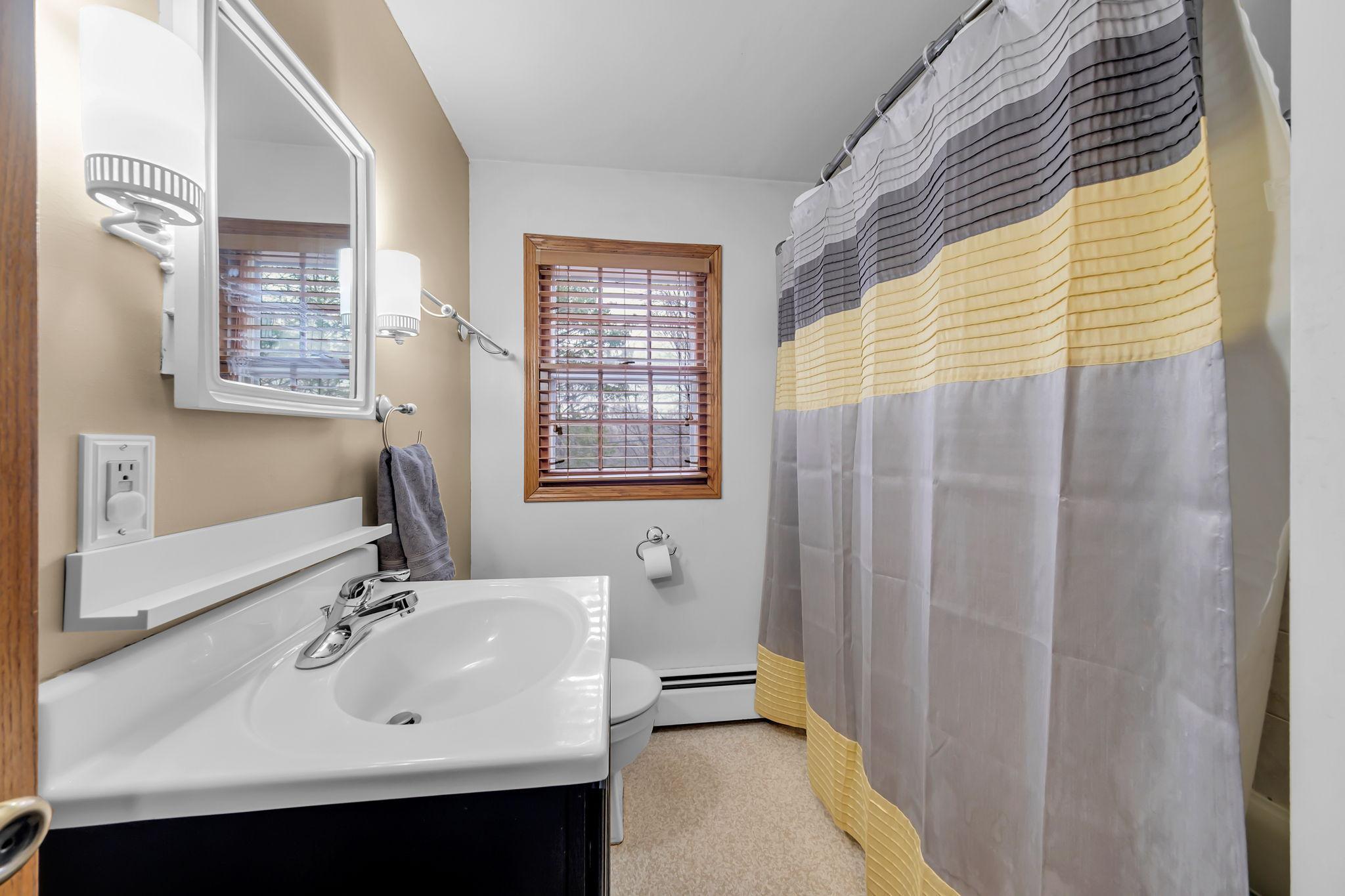 2nd floor full bathroom