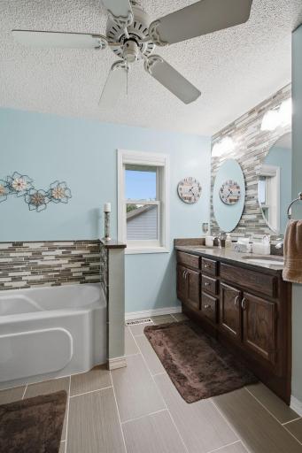 38-web-or-mls-6204_176th_St_W_Farmington_MN_044.jpg