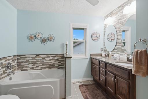 36-web-or-mls-6204_176th_St_W_Farmington_MN_042.jpg