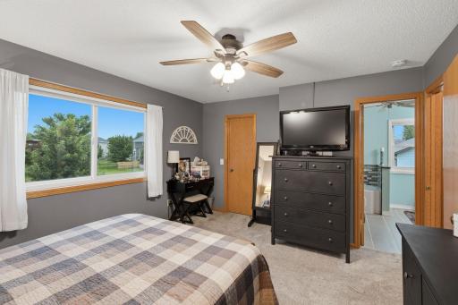 40-web-or-mls-6204_176th_St_W_Farmington_MN_046.jpg
