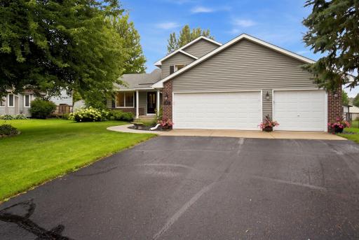 2-web-or-mls-6204_176th_St_W_Farmington_MN_002.jpg