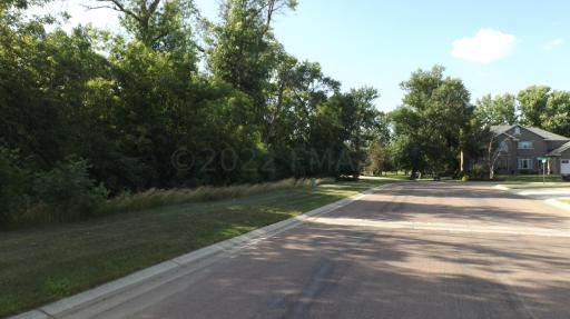 1445 OAKWOOD Court, Wahpeton, ND 58074