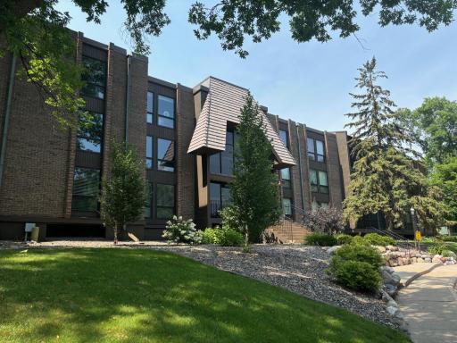 6075 Lincoln Drive, 201, Hopkins, MN 55436