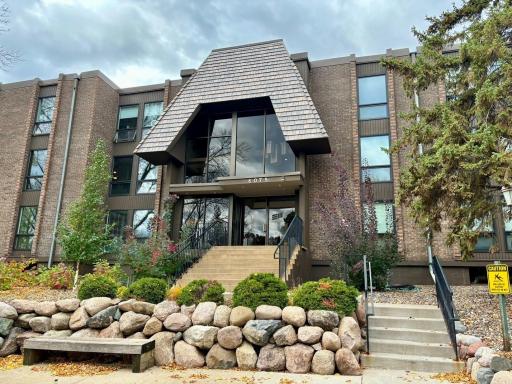 6075 Lincoln Drive, 201, Hopkins, MN 55436