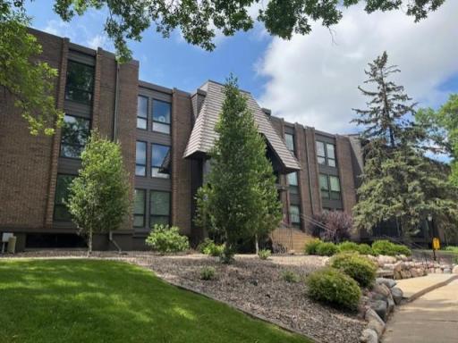 6075 Lincoln Drive, 201, Hopkins, MN 55436