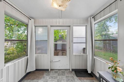 895 Rose Avenue E, Saint Paul, MN 55106