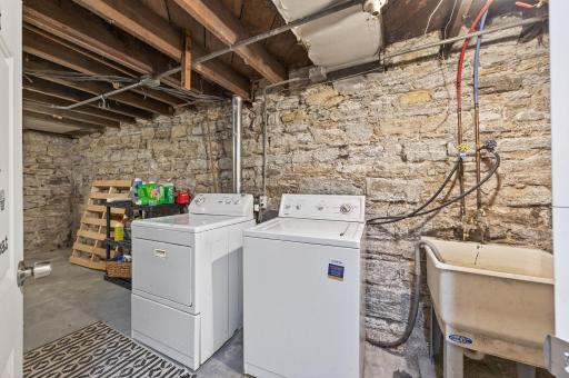 895 Rose Avenue E, Saint Paul, MN 55106