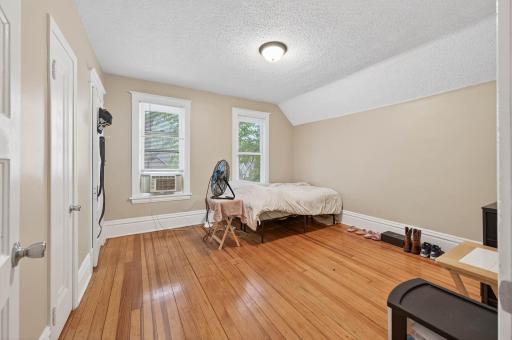 895 Rose Avenue E, Saint Paul, MN 55106