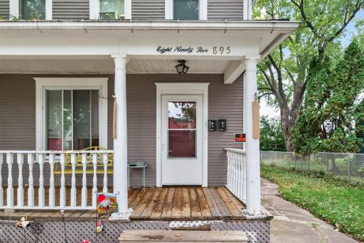 895 Rose Avenue E, Saint Paul, MN 55106
