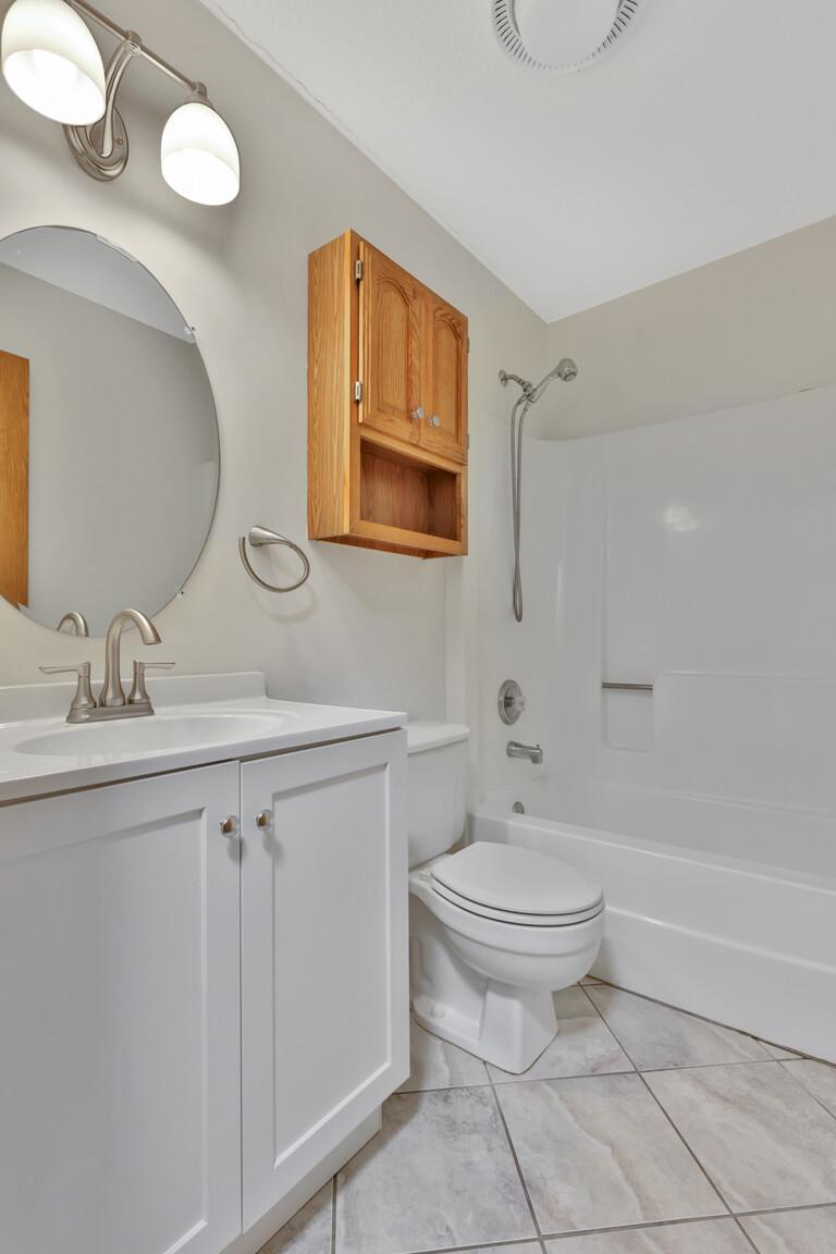 3Riverview main floor full bath .jpg
