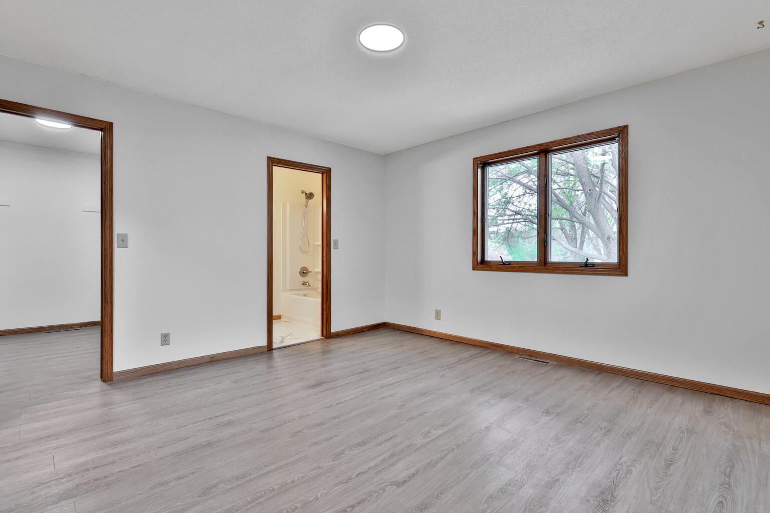 3Riverview primary with full bath and walk in closet.jpg