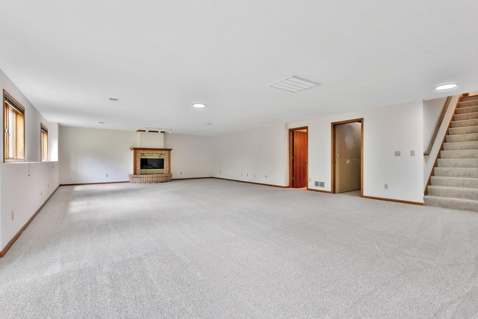 4Riverview family roomm towards bathroom.jpg