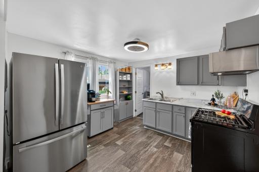 Updated Kitchen, new floors, freshly painted