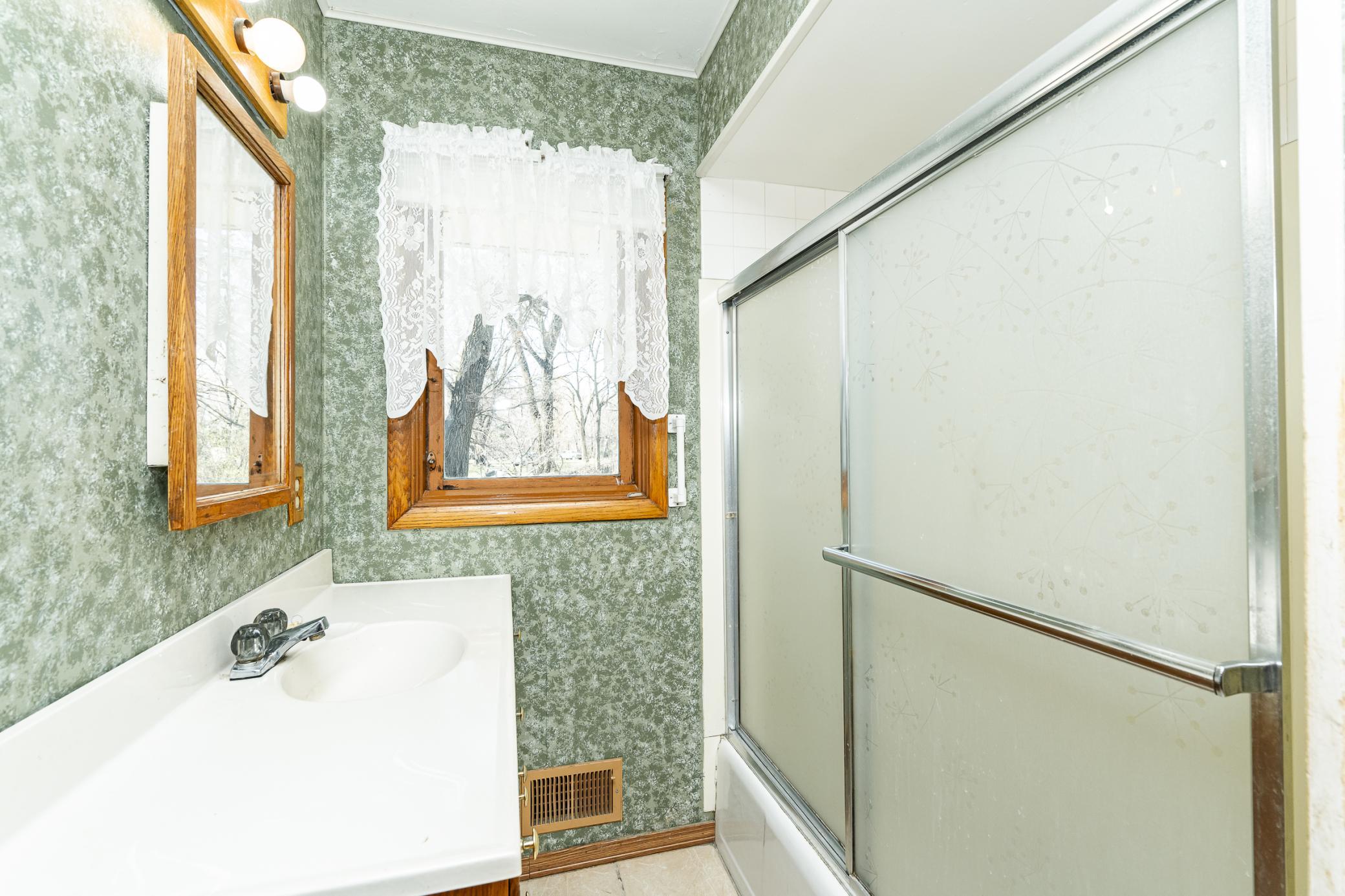 Main level full bathroom.jpg