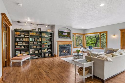 Book shelves that perfectly complement the spaceâand they stay with the home.