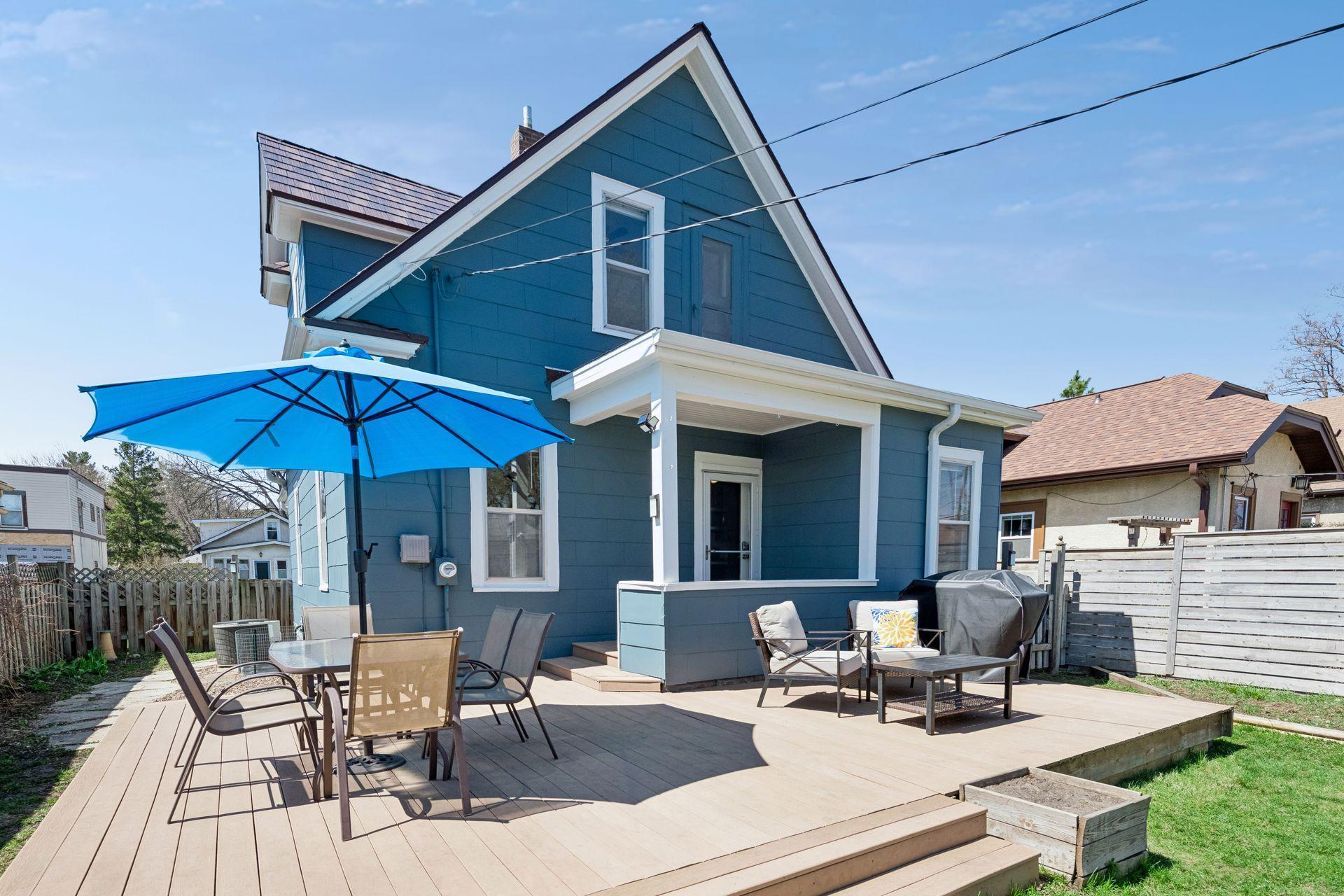 Large back, low. maintenance deck