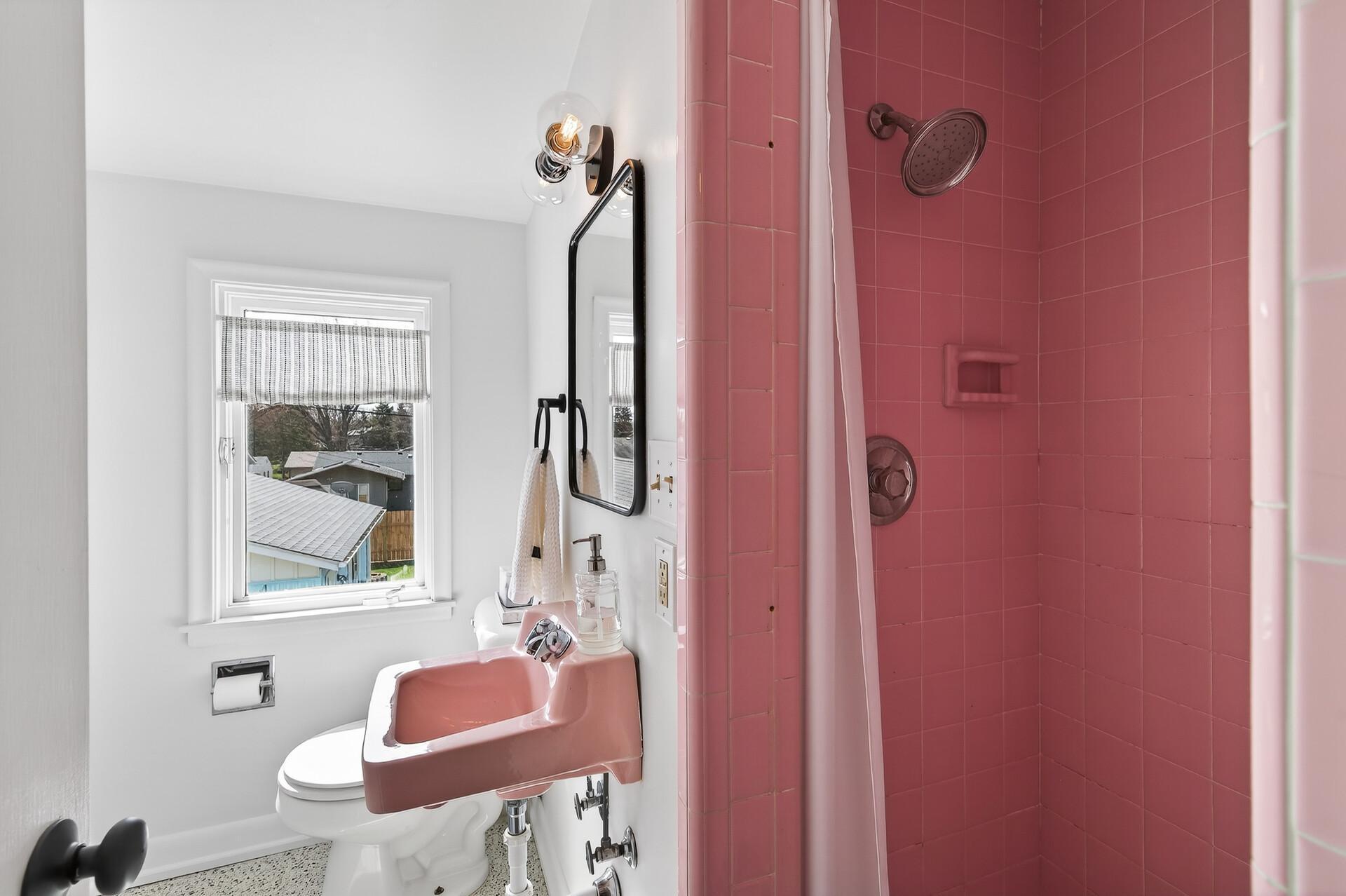 Upper-level 3/4 bathroom