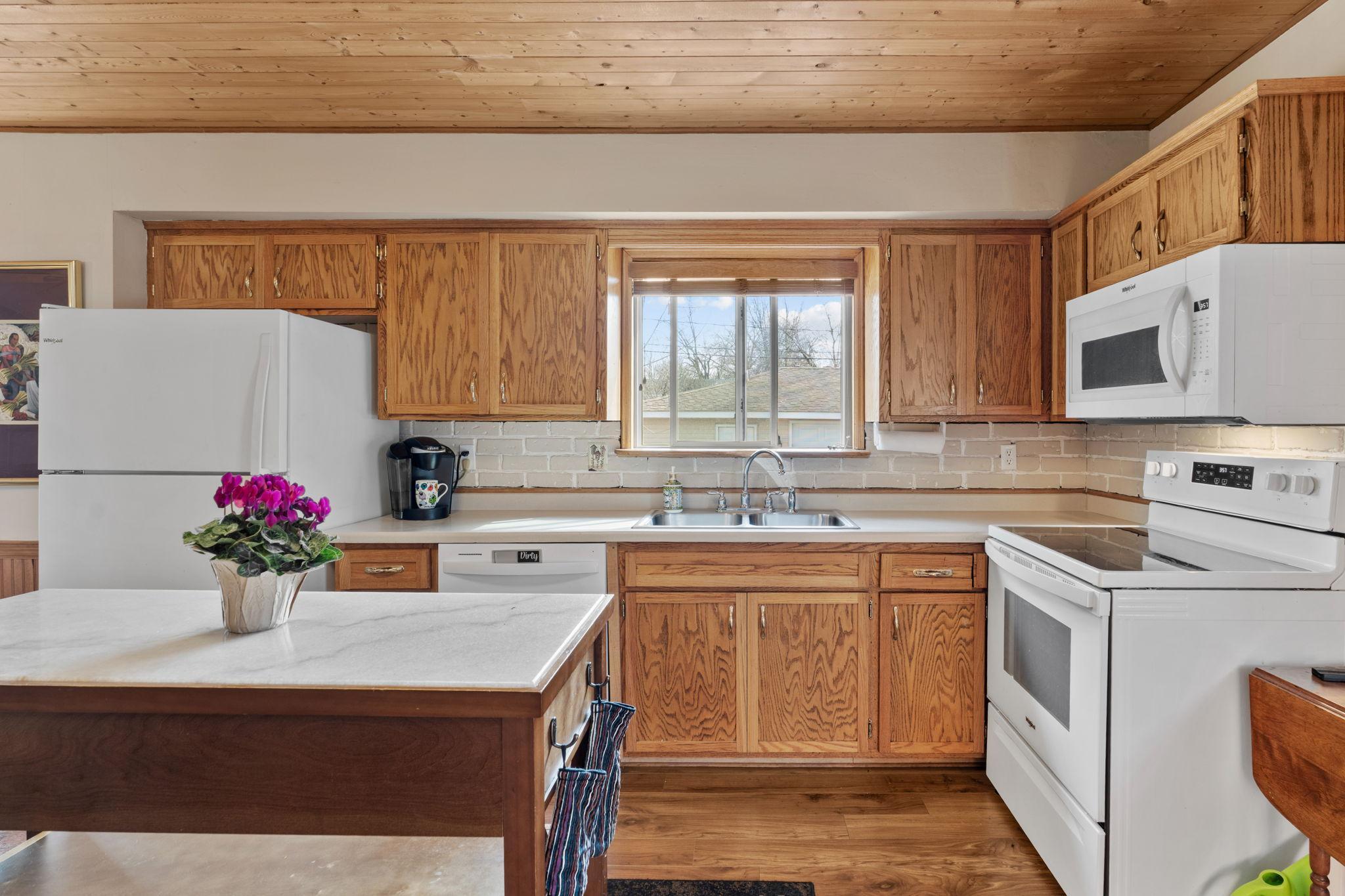 25-web-or-mls-950 Blackoaks Ln-25.jpg