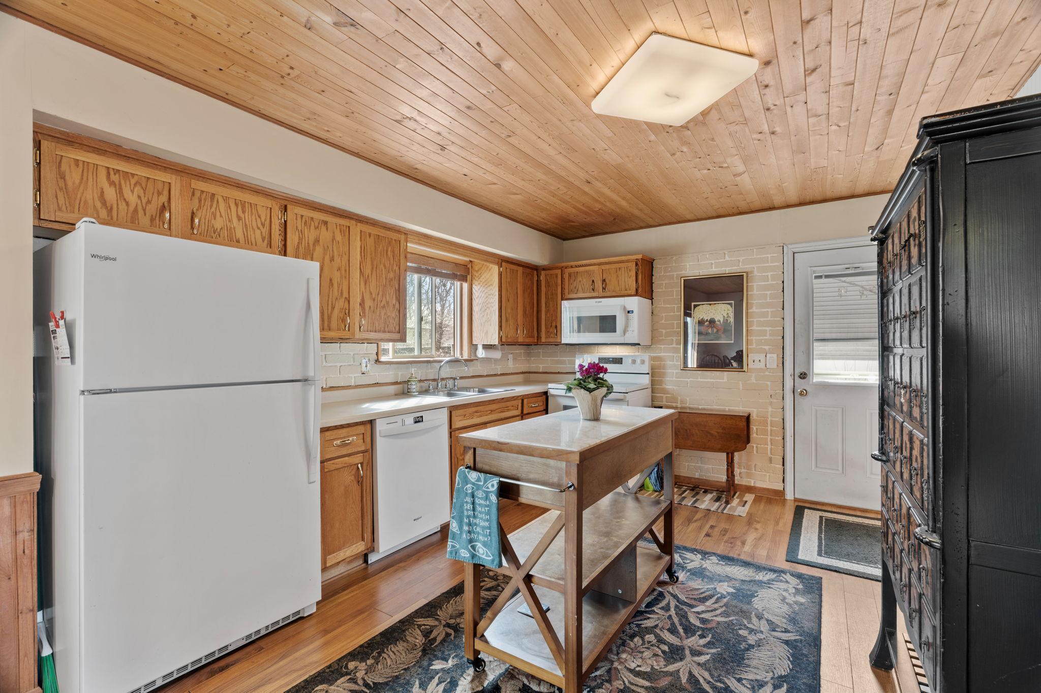 22-web-or-mls-950 Blackoaks Ln-22.jpg