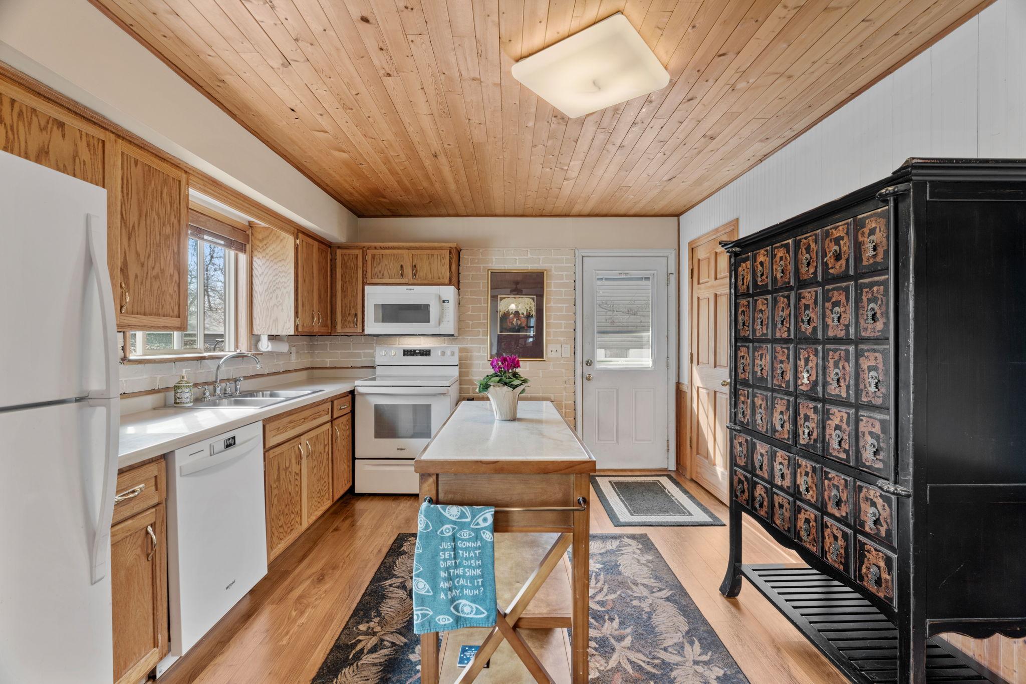 21-web-or-mls-950 Blackoaks Ln-21.jpg