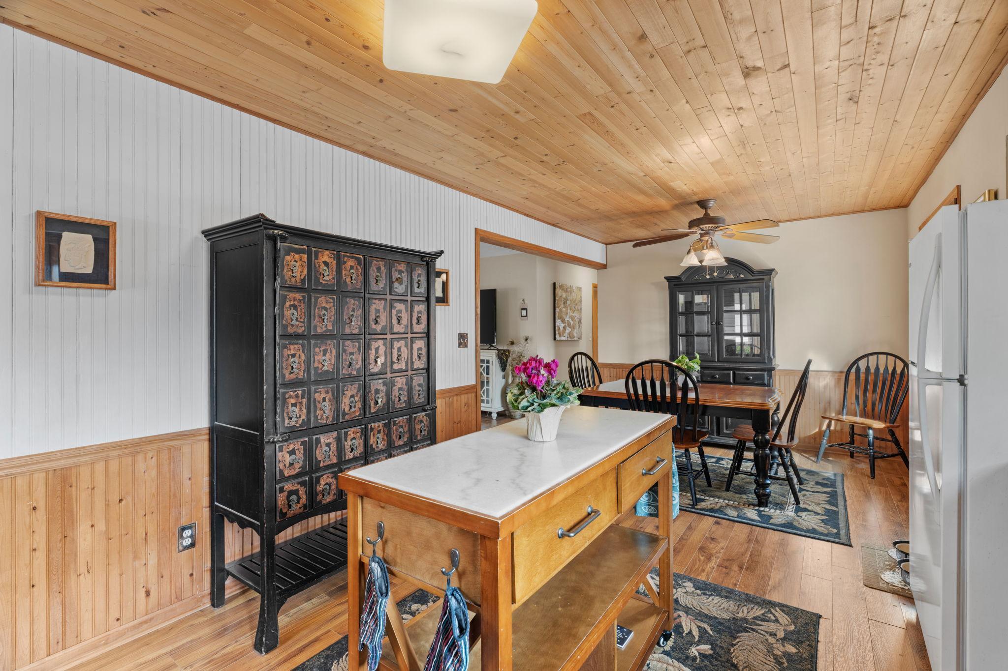 24-web-or-mls-950 Blackoaks Ln-24.jpg