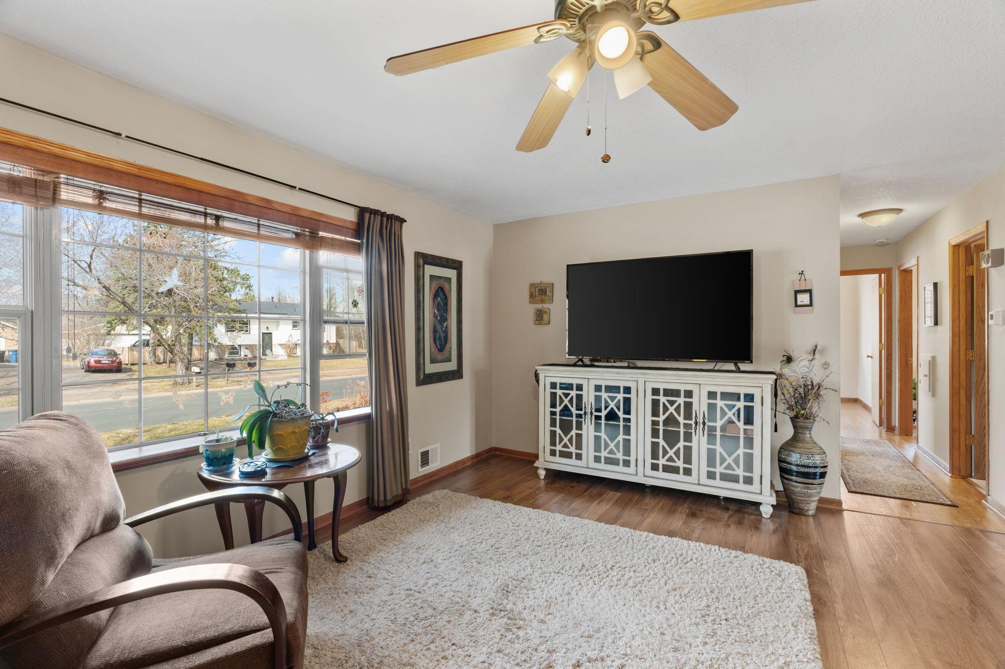 15-web-or-mls-950 Blackoaks Ln-15.jpg