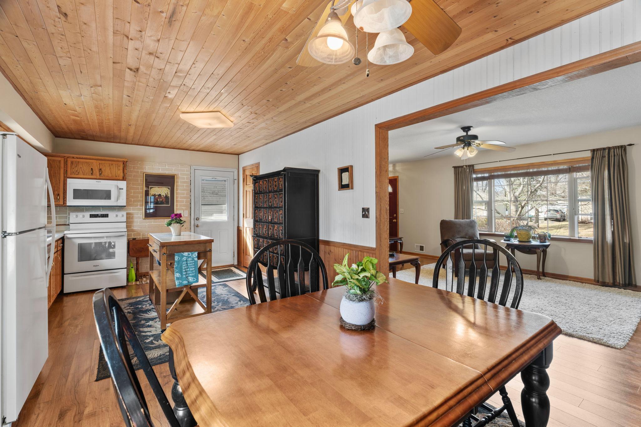 19-web-or-mls-950 Blackoaks Ln-19.jpg