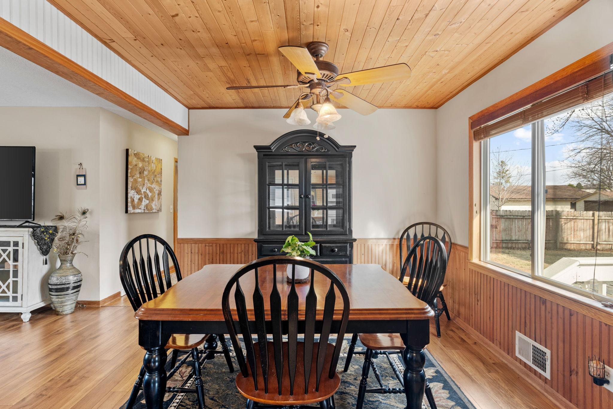 20-web-or-mls-950 Blackoaks Ln-20.jpg