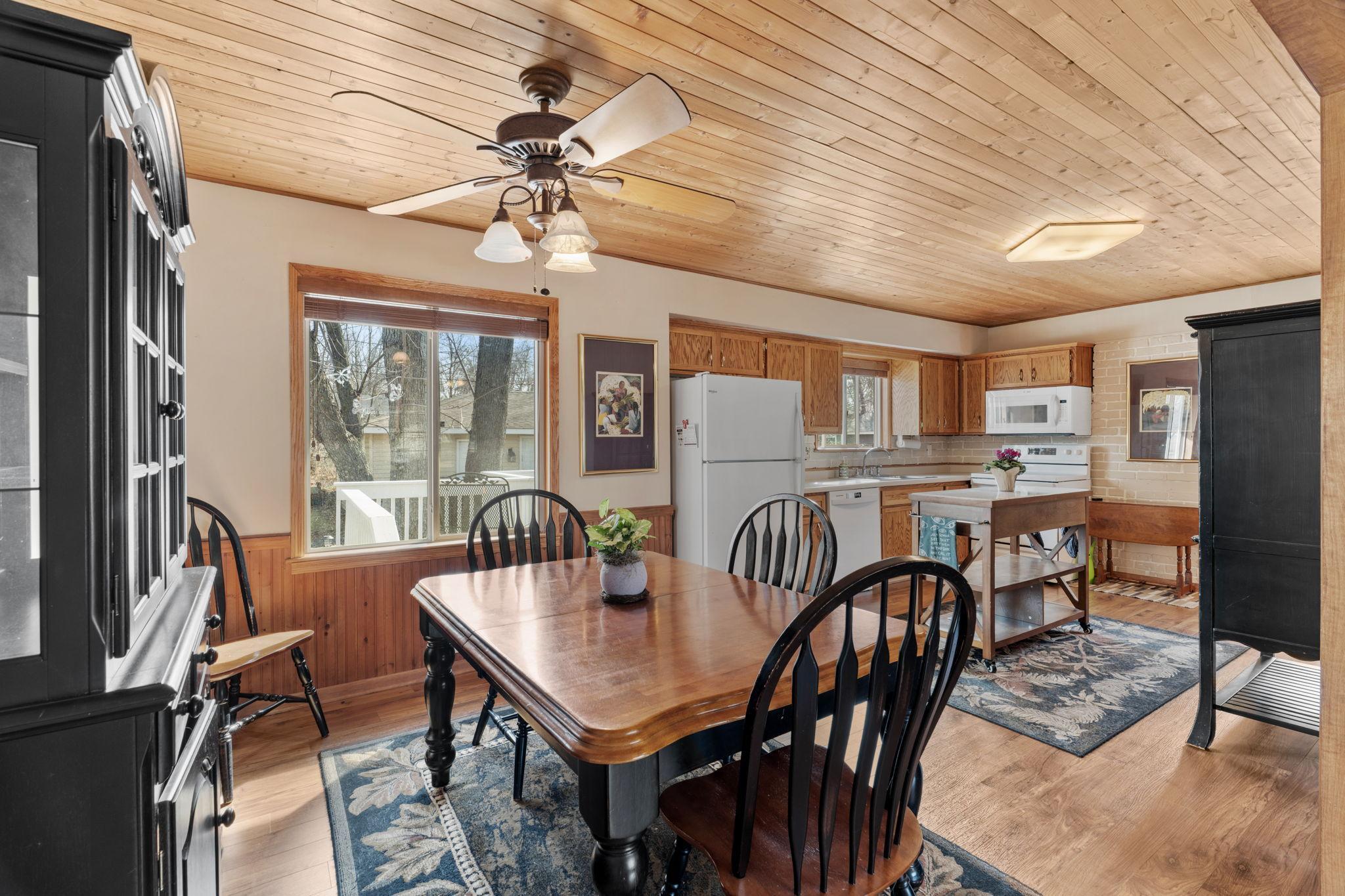 18-web-or-mls-950 Blackoaks Ln-18.jpg