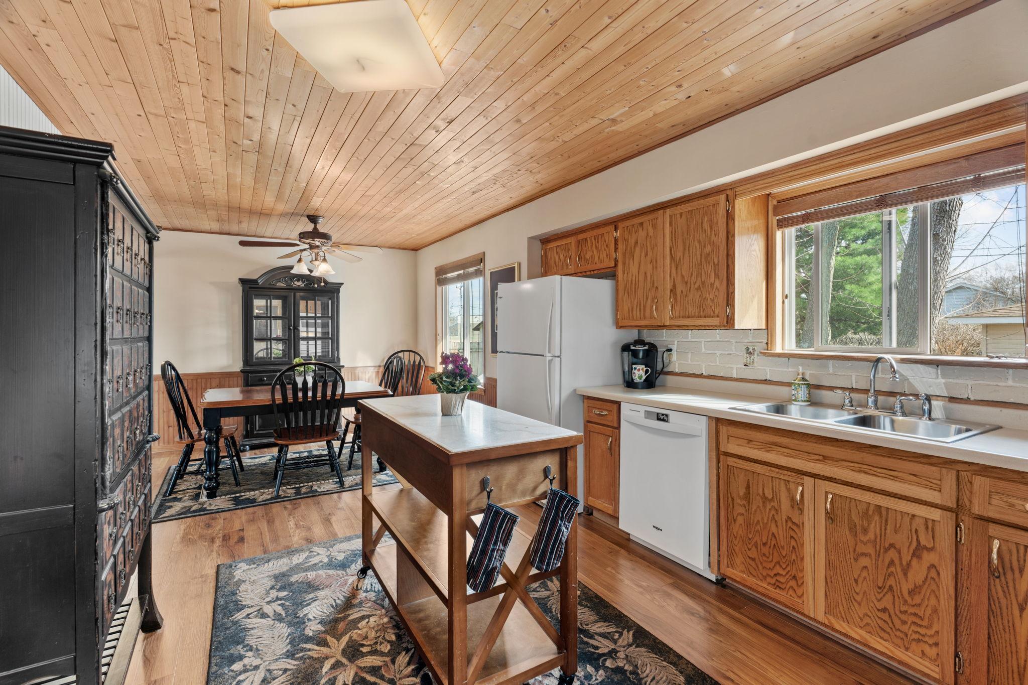 23-web-or-mls-950 Blackoaks Ln-23.jpg